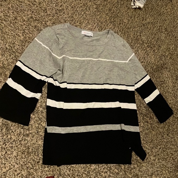 Liz Claiborne Tops - Liz Claiborne size small. grey, black, and white shirt with elbow length sleeves